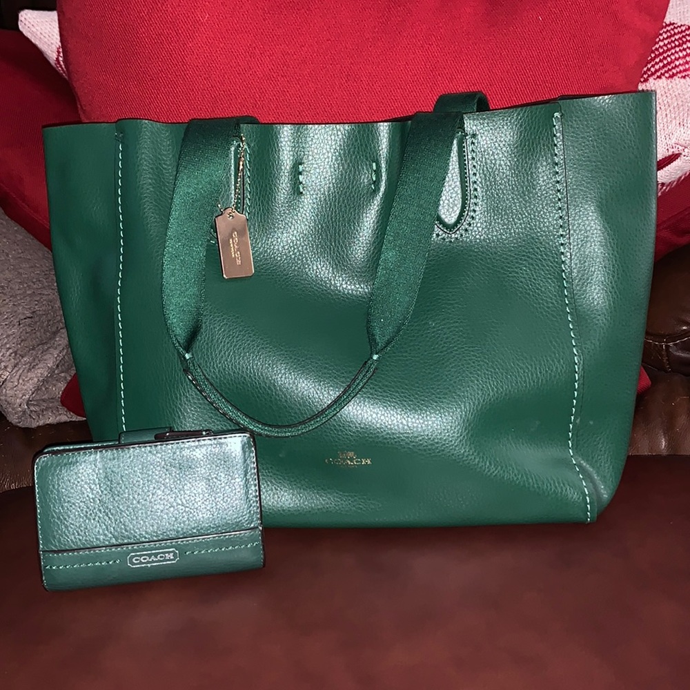 Kelly green coach purse and wallet